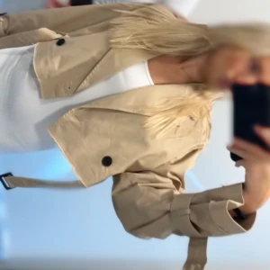 Kort trenchcoat - Säljer min kroppade trenchcoat för att jag vill köpa en ny lång! Den är använd Max 5 gånger och är som ny! Nypris var 600-700kr varan finns inte kvar på deras hemsida så kan inte dubbelkolla😍 pris går att diskutera