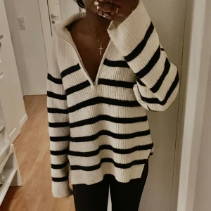 Stickad randig tröja med zip - Säljer denna fina stickade tröjan med zip ifrån hm! Köpt för 499 men säljes för ett mycket billigare pris, sista bilden är tagen från en annan hemsida än hm’s för att jag försök hitta en bild som passade, den ända skillnaden e att det är slits på sid