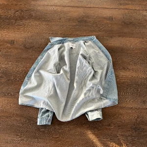 NN07 JEANS JACKA - Skriv innan köp!! Bra skick och knappt använd! För liten därav säljer jag denna! 