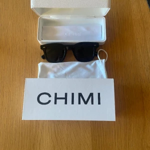 CHIMI solglasögon svarta - Jag säljer mina chimi solglasögon, nästan oanvändt skick. Model 02 black passar både killar och tjejer. Fodral och låda färskheten med.