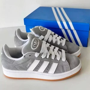 Adidas campus 00s - Säljer 3 par helt nya & oanvända adidas campus 00s i färgen grå. Storlekarna är 36 2/3, 37 1/3 och 38. Skorna är slutsålda både i butik och på nätet. Grå skosnören ingår, kvitto finns! 