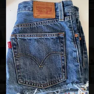 Mörkblå jeansshorts från Levis!💗