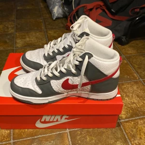 dunk high embossed basketball grey red - Köpta förra året Knappast använda Nya kostar 2200