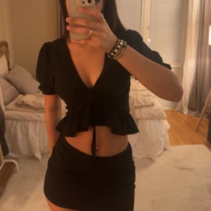 Snygg svart blus - Säljer denna jättefina svarta blusen, perfekt inför sommaren💞 Säljes då den inte används och har råkat köpa dubbelt🩷 Den är från bikbok och jag har den i två storlekar xs och s så möjligheten finns🩷 Skriv gärna för fler bilder eller funderingar!😊😊