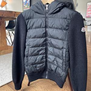 Moncler cardigan tjej 14 år | Skick 9/10 | Storlek 14 år | Nypris 6000 | Vårt pris 2499 | Hör av vid minsta lilla fundering eller vid frågor 