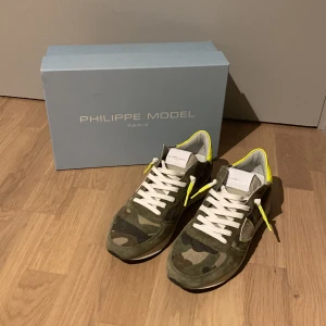 Philippe model skor - Feta Philippe Model skor i storlek 41, skorna är näst intill nya de är använda max fem gånger, givetvis äkta, allt og kommer med. Pris kan diskuteras vid snabbaffär,öppen för trades!!Skriv vid funderingar!!