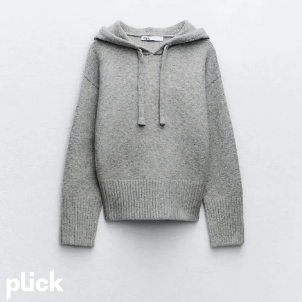 Säljer den populära stickade hoodien från zara! Tvättad 2 ggr så lite lite- små nopprig men inga defekter. Nypris är 500kr säljer för 300kr+ frakt!. Hoodies.