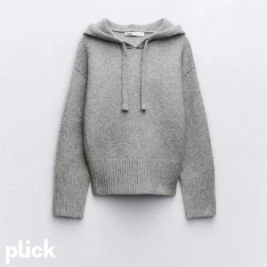 Zara stickad hoodie - Säljer den populära stickade hoodien från zara! Tvättad 2 ggr så lite lite- små nopprig men inga defekter. Nypris är 500kr säljer för 300kr+ frakt!