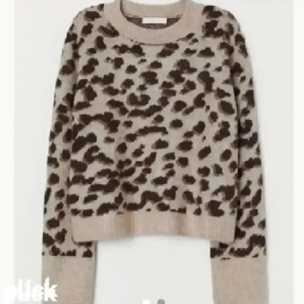 Super fin stickad tröja i leopard mönster, så trendigt och snyggt. Priset går självklart att diskutera och det är endast att skriva om du vill ha fler bilder.. Stickat.