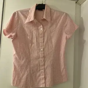 Säljer denna rosa skjortan då den inte kommer till användning mer💕 den har en lite fläck, men den ska nog gå att få bort❣️ den stans heller inte så tydligt. Vill bli av med den fått så tveka inte med att höra av er☺️ pris kan diskuteras🙂 Vet inte nypris 
