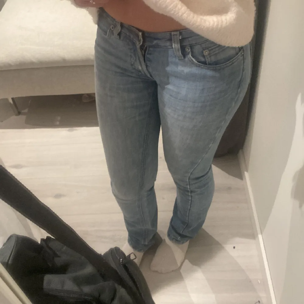 Jätte snygga lågmidjade jeans från Filippa K, står ingen storlek men antar XS. Pris går att diskutera😇😇. Jeans & Byxor.