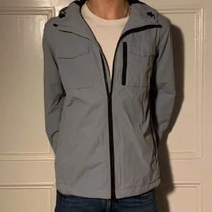 J.Lindeberg jacka/windbreaker - Säljer denna feta J.Lindeberg jackan som är perfekt inför våren! Skick 8,5/10. Storleken är medium. Modellen är 180cm lång och väger 60kg. Vårt pris är 549kr och tveka inte på att skriva vid minsta lilla fundering!🔥🍾