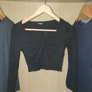 Svart topp - En svart fin topp från shein. Har en liten öppning vid rosetten. Du står för frakt. 