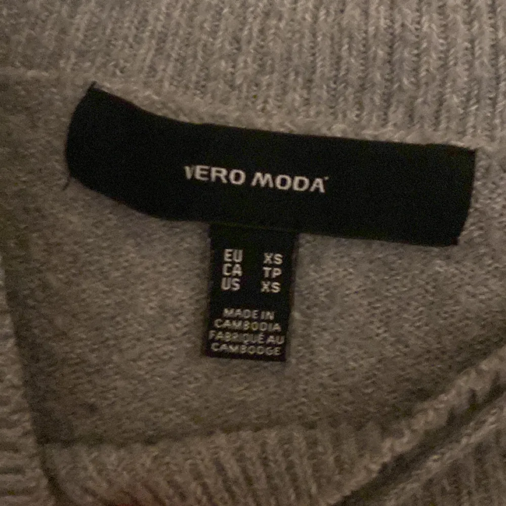 Säljer denna assnygga tröja från Vero Moda. Den är stickad, storlek xs och i bra skick. Den är lite knottrig men fortfarande snygg!  B-35 cm  L-50 cm. Stickat.