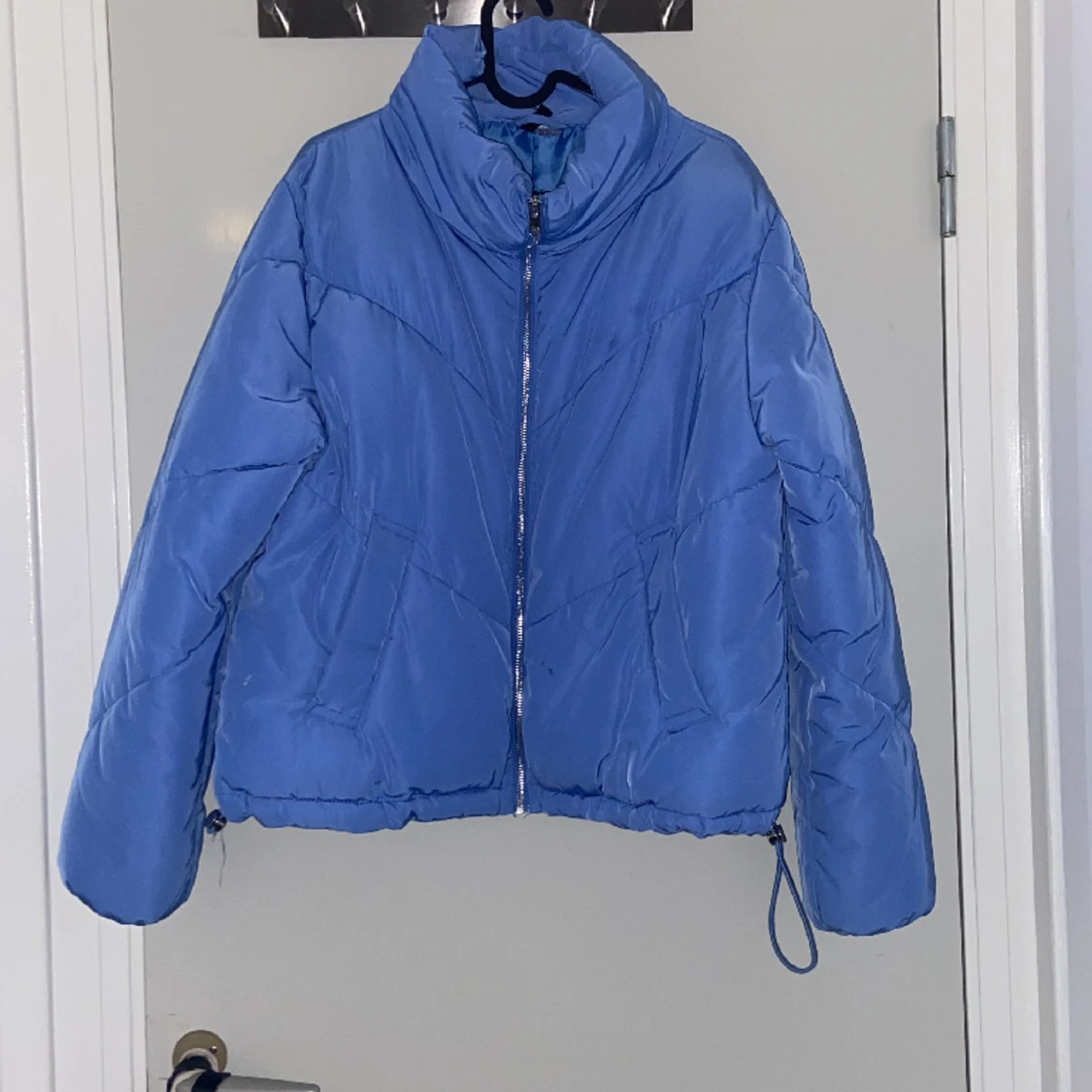 Ljusblå pufferjacka cropped
