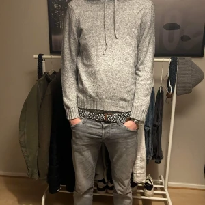 Hoodie - En väldigt snygg dressman hoodie, skick 8/10. Moddelen är 185 centimeter och väger 65 kilo. Den är aningen kort på Moddelen. Tveka inte på att höra av er vid några funderingar.