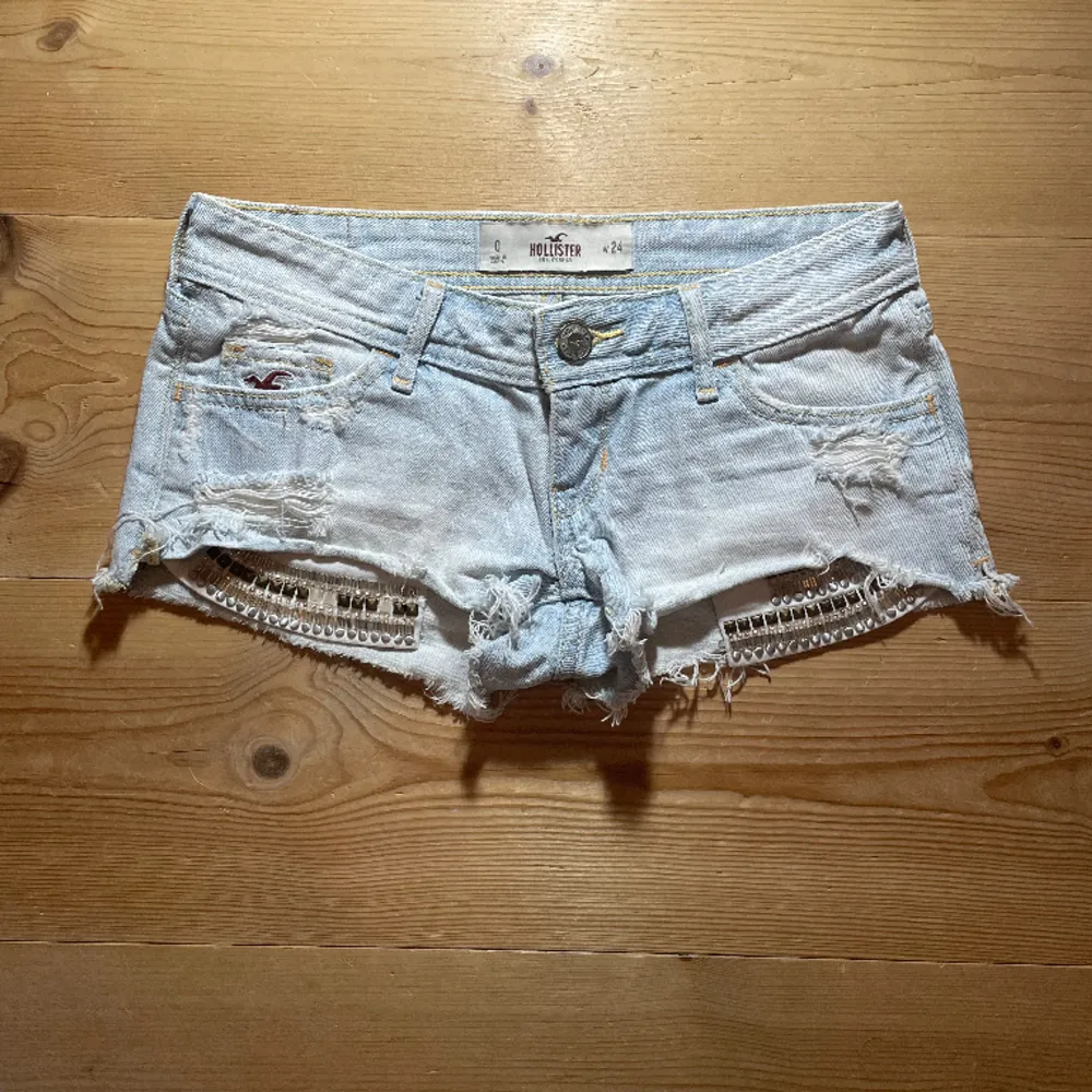 Säljer dessa jättesnygga Lågmidjade hollister shorts som inte kommer till användning💕hör av er vid fler frågor💕säljer + frakten💕Det är först till kvarn som gäller så den som köper först får dom💕. Shorts.