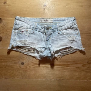 Lågmidjade hollister shorts  - Säljer dessa jättesnygga Lågmidjade hollister shorts som inte kommer till användning💕hör av er vid fler frågor💕säljer + frakten💕Det är först till kvarn som gäller så den som köper först får dom💕