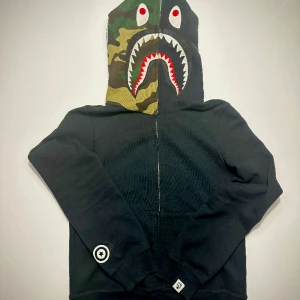 Väldigt bra skick - Orginal bape inköpt i london i december.