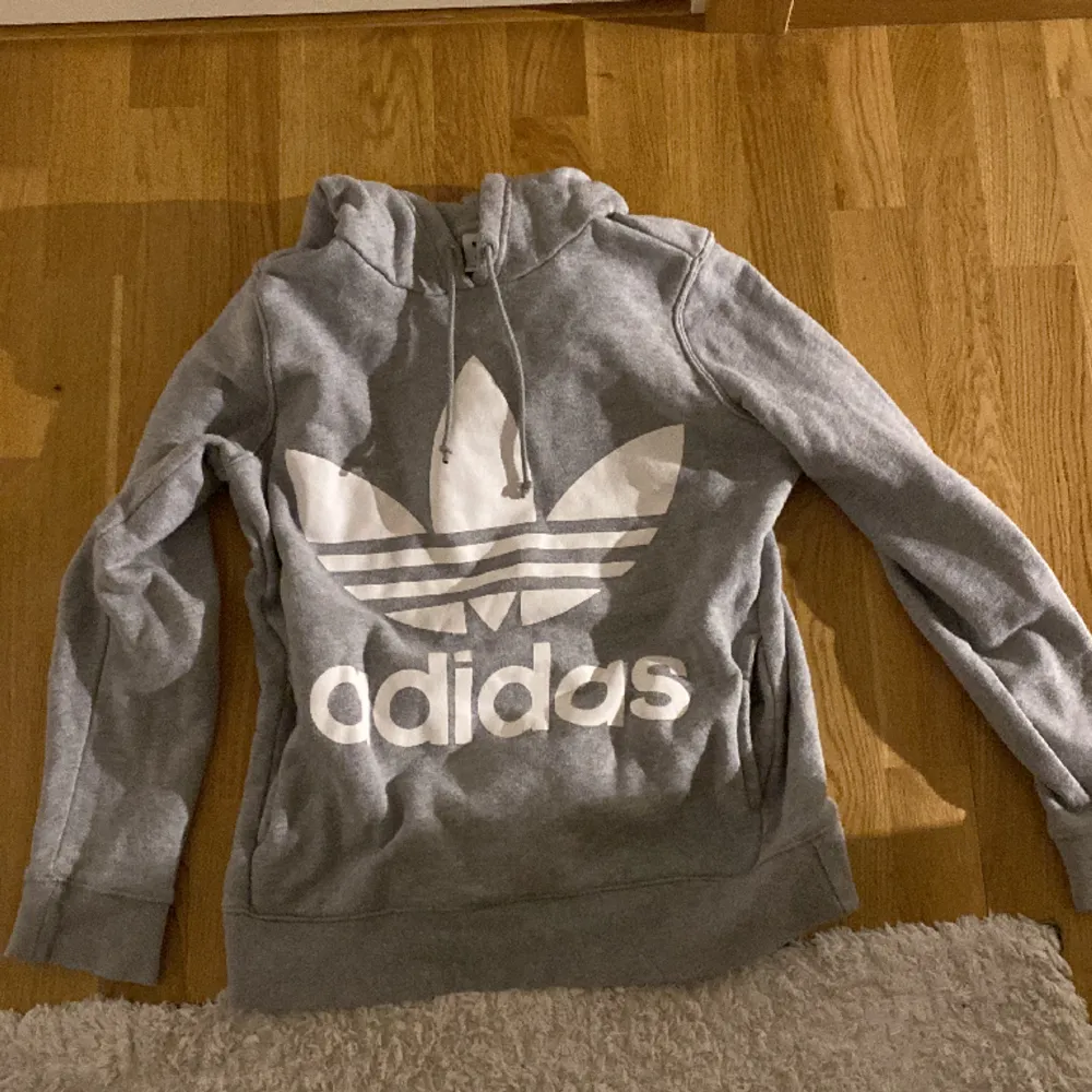 Adidas hoodie storlek S. Hoodies.