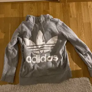 Adidas hoodie storlek S
