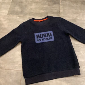 Huski wear tröja/fleece - Hej säljer nu min huslig sear tröja för att den  kommer inte till användning parfekt till fjällen eller men även schysst till jeans  Nypris-750 mitt pris 350 skick 9/10 väldigt lite använd inga defekter 