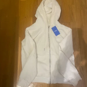 Tröja - Zip-up från H&M. Storlek XS. Köpt från Sellpy för 50kr, nypris ca 200kr. Lite nopprig och gulnad på vissa ställen, men annars felfri. Ej använd sedan jag köpt den från Sellpy, säljer pga för liten för mig. Kontakta vid frågor, pris kan diskuteras💕