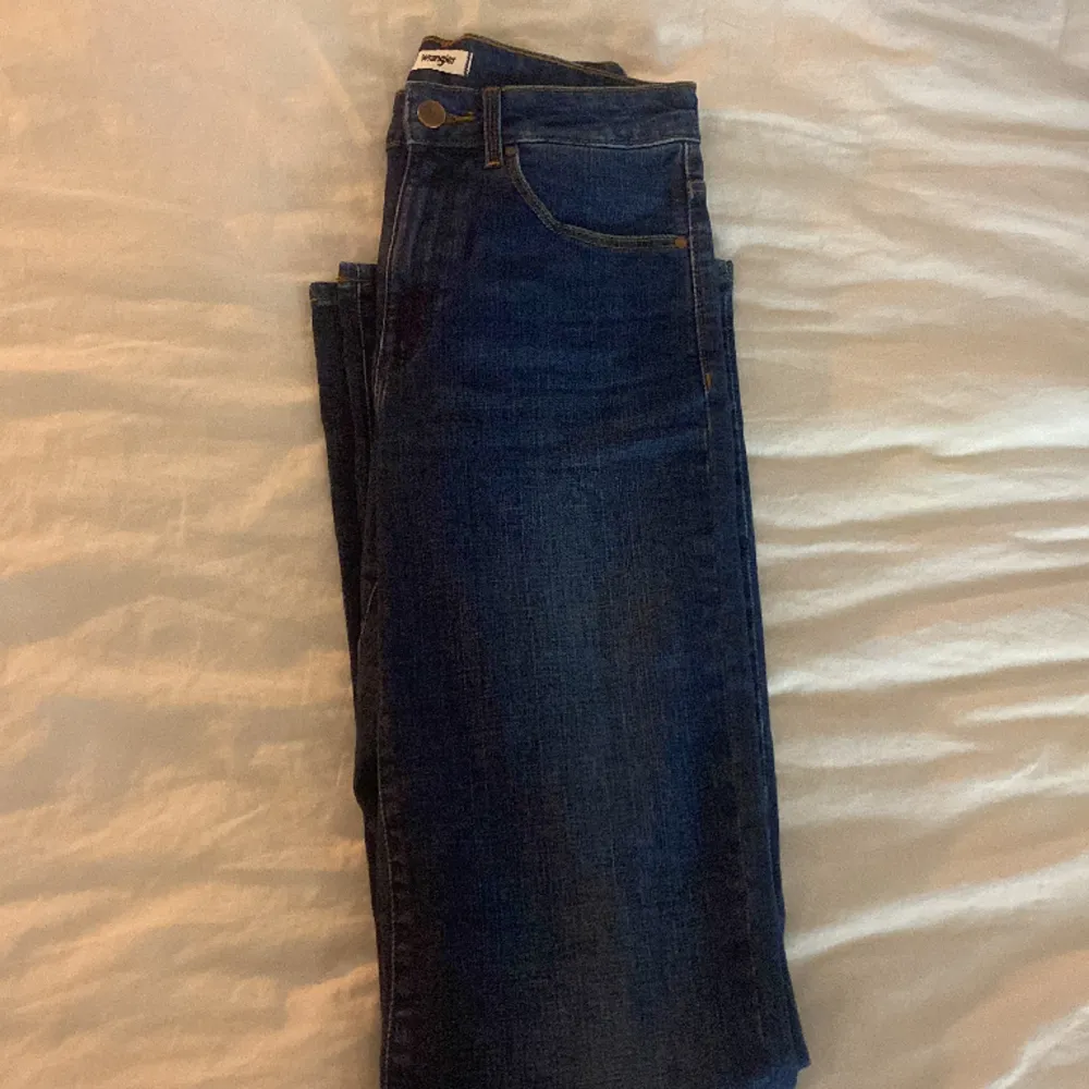 sjukt snygga jeans från Wrangler som är bootcut, använda en gång därför väldigt bra skick!! så snygg detalj på bakfickan!!🩵priset kan diskuteras . Jeans & Byxor.