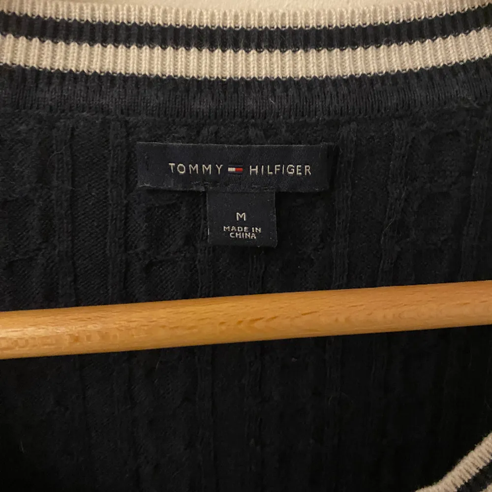 Blå Tommy Hilfiger tröja med vitrandig krage. Säljer då det inte riktigt är min stil. Gott skick, inga hål och inte nopprig. Tröjan har storlek M💕. Hoodies.