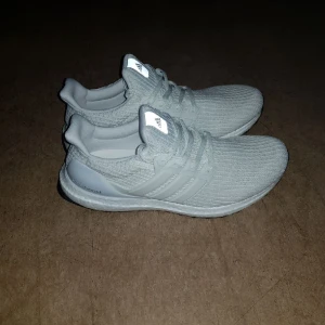 Adidas ultra boots  - Dessa adidas ultra boots är helt nya och aldrig använda de är i helt nytt skick och jätte populära. Passar till praktiskt sätt allt. Finns i andra färger också.