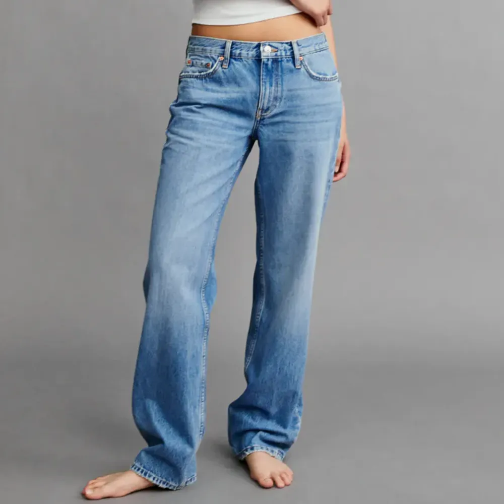 Säljer dessa low waist jeans från Gina Tricot. Är i helt ny skick, har använt dessa ett par gånger men ser helt nya ut. Pris kan diskuteras. 😊. Jeans & Byxor.