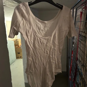 Vit body  - Vit urringad body 