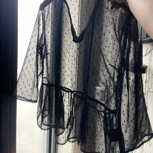 Topp - Plagget är aldrig använt av mig, köpt på sellpy för 200kr! Inget fel på den men har bara inte kommit till användning:( storlek M