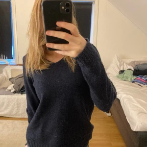V-ringad tröja  - Jättefin mörkblå v-ringad stickad tröja från vila i storlek XS😇 Använd några gånger, men det är inget som syns. Köpt för 329kr.