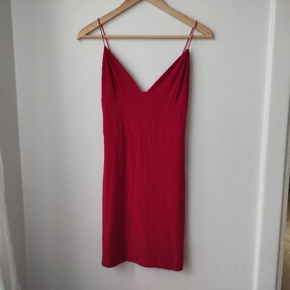 Superfin röd, mjuk och stretchig klänning från Fashionkilla. Står ej storlek men uppskattar det till en S.. Klänningar.