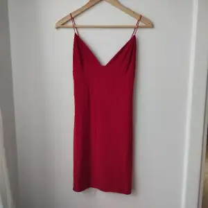 Superfin röd, mjuk och stretchig klänning från Fashionkilla. Står ej storlek men uppskattar det till en S.
