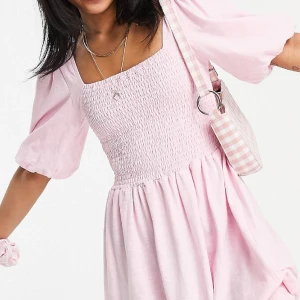 Rosa klänning - Söt rosa klänning från Vero Moda. Strl S. Köpte klänningen på ASOS för några år sen, säljer klänningen för att jag ej har fått någon användning av den. Klänningen är använd bara ett par gånger.