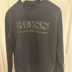 Hugo boss tröja  - Säljer min Hugo boss tröja då den inte faller mig i smaken längre. Storleken är L och är i perfekt skick! Skriv för frågor eller funderingar. 