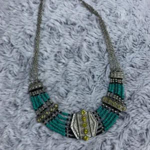 Halsband - Oanvänd halsband med fina pärlor 🌸