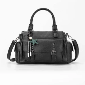 Svart fake läder väska - Hej! Säljer nu min svarta läder imitations väska. Har köpt den på plick så vet tyvärr inte vart den är ifrån. Säljer pga att jag inte använder den längre. Frakt tillkommer. Lite slitet (bild 3). Priset kan diskuteras Hör av er för fler frågor/bilder