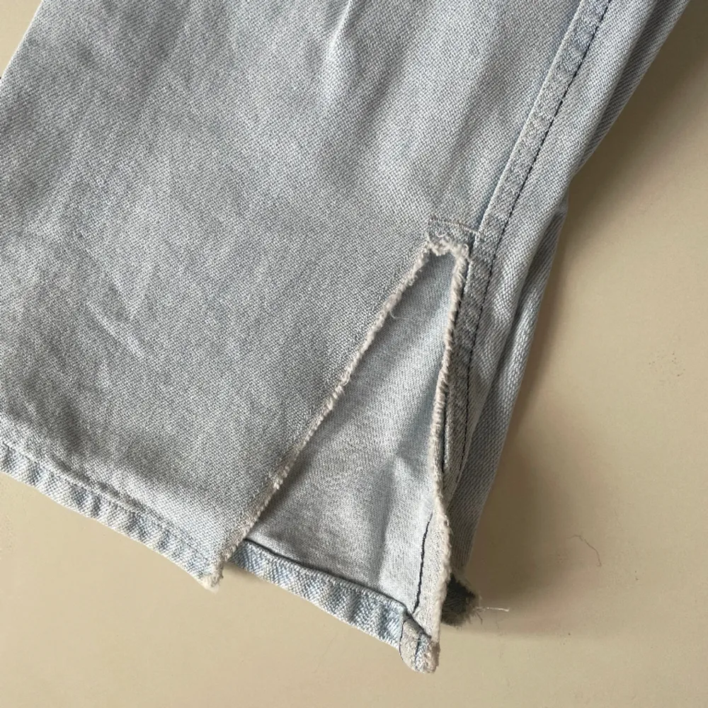 Fina jeans från Weekday som är för små till mig, använda en del men i bra skick 💙🌸. Jeans & Byxor.
