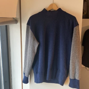 Duffer of St George - Tröja - Tröja i 55% lammull ifrån Duffer of St George i bra begagnat skick. Orginal - Brittish Tailored.