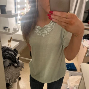 tröja  - så vacker tröja, mint grön och skönt material och väldigt fint mönster. Säljer pga inte använt den på länge och är lite stor på mig.❤️