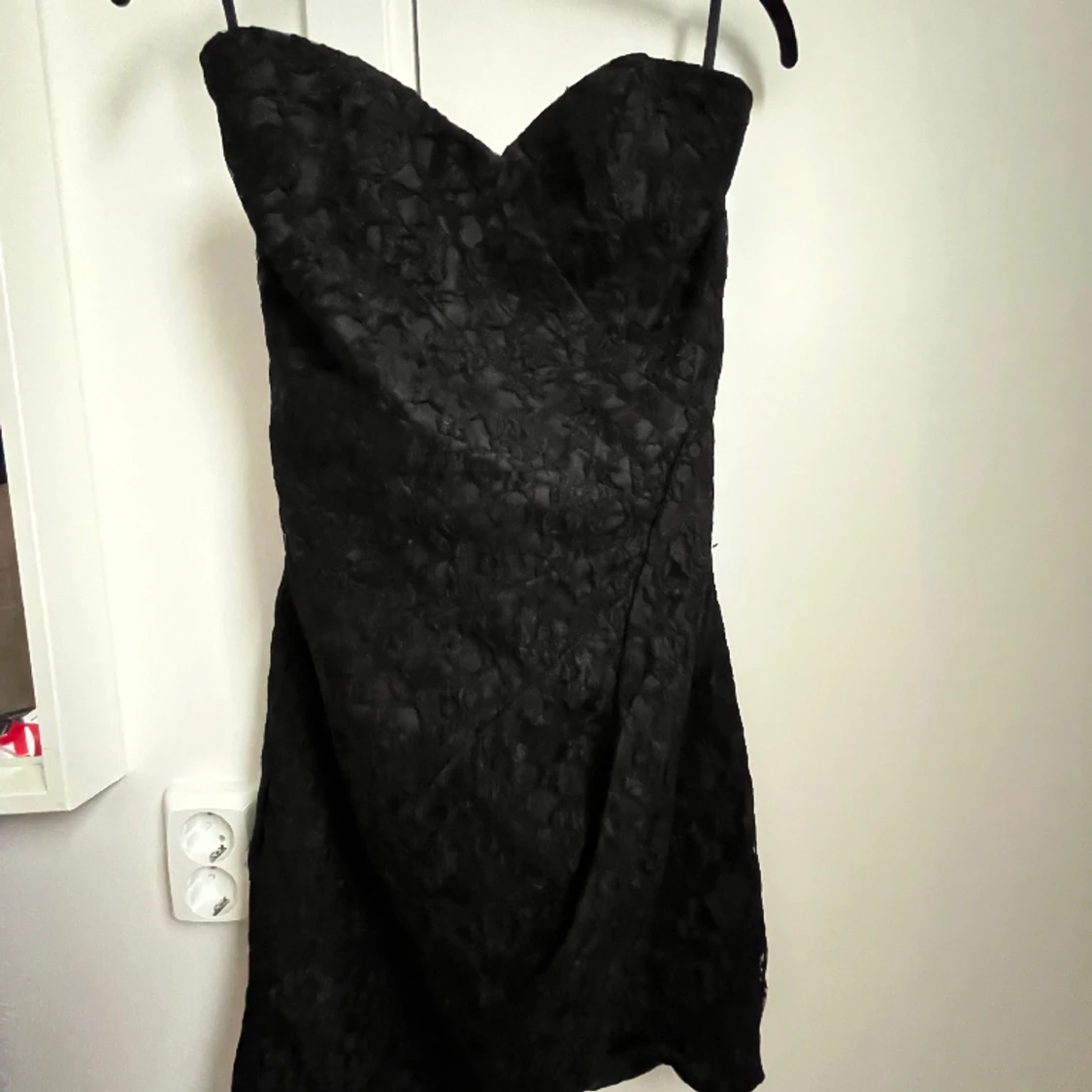 Svart blommig cocktailklänning