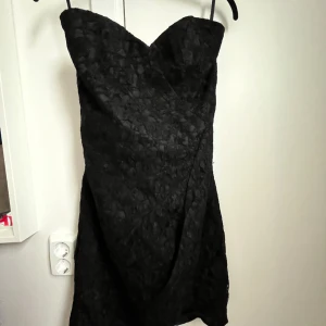 Svart blommig cocktailklänning - Så fin svart blommig cocktailklänning!!!