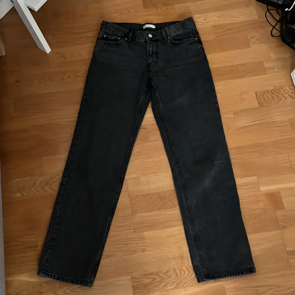 Svarta low straight jeans från Gina Tricot. Storlek 36. Använd fåtal gånger och är i mycket bra skick🙌🏼. Jeans & Byxor.