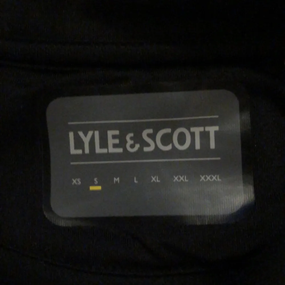Säljer denna Lyle and scott hoodie för ett bra pris. Kostar egentligen 1000kr. Pris kan diskuteras! Cond:10/10 Fråga gärna om fler bilder eller något annat😊. Hoodies.