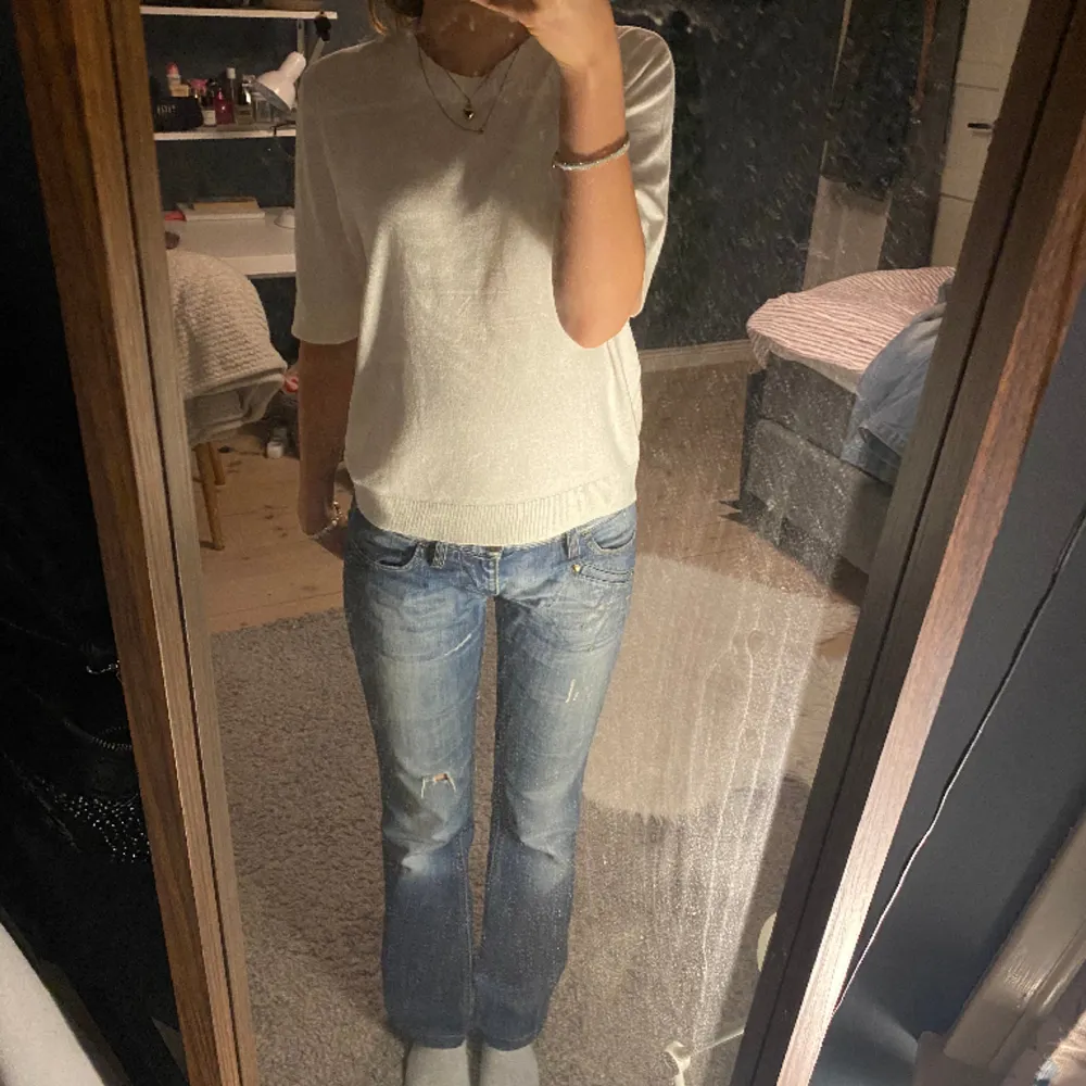 Jättefina Lågmidjade jeans som är lite för korta på mig! Köpte dom på sellpy ett tag sen🫶 . Jeans & Byxor.
