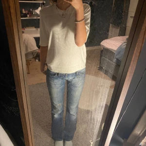 Lågmidjade jeans - Jättefina Lågmidjade jeans som är lite för korta på mig! Köpte dom på sellpy ett tag sen🫶 