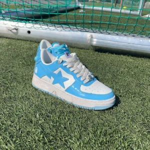 Bapesta baby blue  - Säljer Bapesta Skorna jag har använt ungefär 6 gånger, anledningen till att priset är så lågt jämfört med helt nya är pågrund av att boxen vart slängd då jag köpte dom utomlands och inte hade plats att ta med boxen i resväskan från Usa.